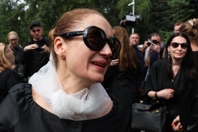 Виктория Исакова на похоронах мужа.