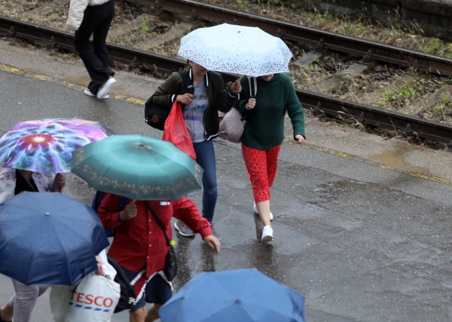 Ceturtdien daudzviet līs, vietām pērkona negaiss un krusa