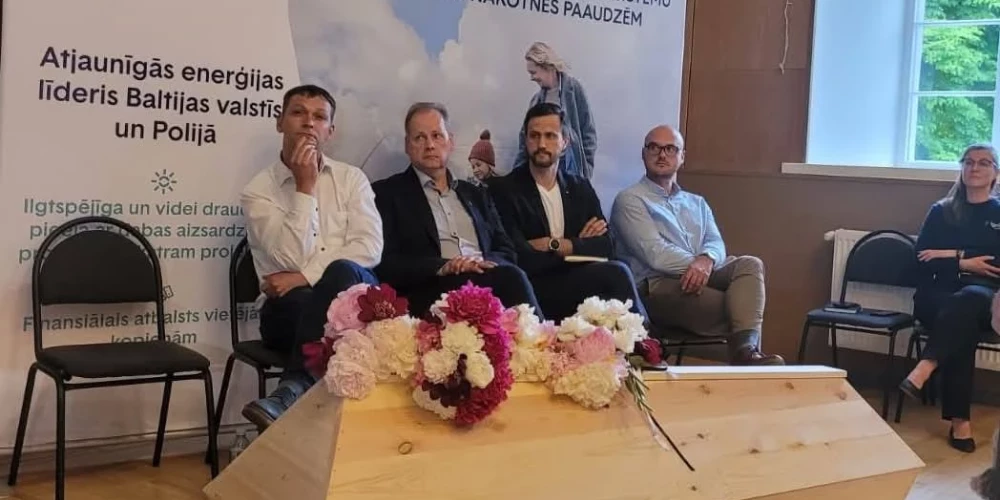 Pēdējā tikšanās laikā ar attīstītāju vietējo iedzīvotāju kopienas pārstāvji attīstītājam pasniedza simbolisku dāvanu - zārku. 