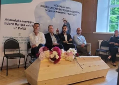 Iedzīvotāji pret vēja parku "Tume" savākuši vairākus simtus parakstu; attīstītājam dāvanā pasniedz zārku