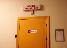 Nobloķēja automašīnas durvis: vīrieti apsūdz par 15 gadus vecas meitenes seksuālu izmantošanu