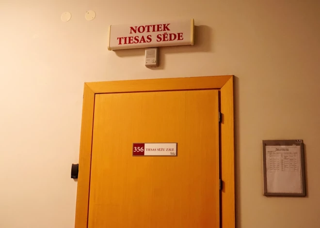 Nobloķēja automašīnas durvis: vīrieti apsūdz par 15 gadus vecas meitenes seksuālu izmantošanu