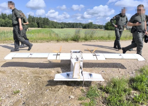 Pēcāk noskaidrojās, ka svešais drons bija aprīkots ar GPS sistēmu. Tas bija ielidojis Lietuvā aptuveni četru kilometru dziļumā.