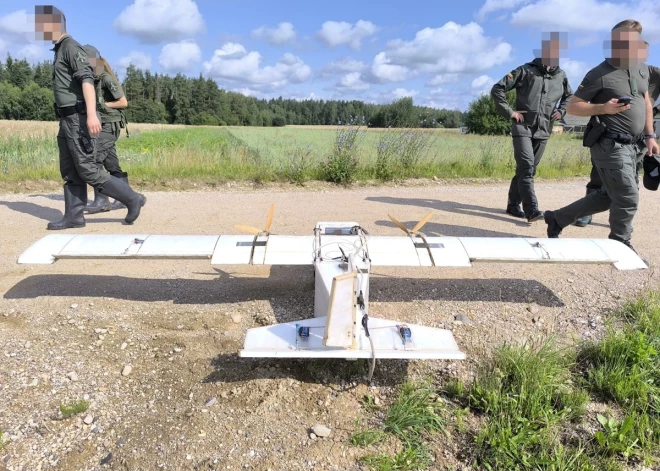 FOTO: Lietuvas robežsargi notriekuši no Baltkrievijas ielidojušu dronu