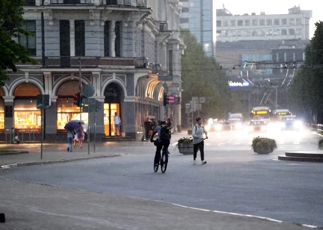 Желтое предупреждение: в Риге ожидаются гроза и сильные ливни