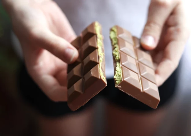 Apvienotā Karalistē steidzami izņem no tirdzniecības populāro Dubaijas šokolādi: “Neēdiet to!”