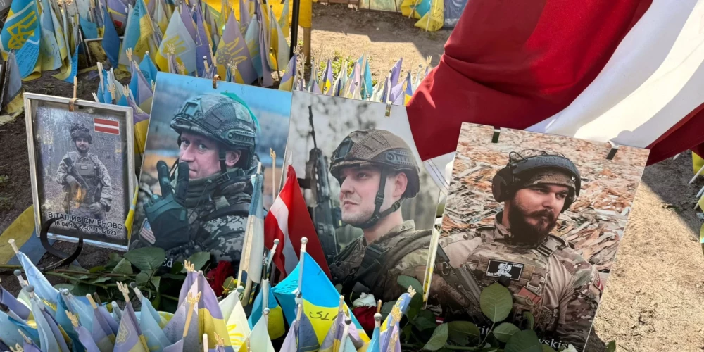 Ņikitas piemiņas portrets nu atrodas blakus frontē kritušo latviešu - Vitālija un Edgara - fotogrāfijām.