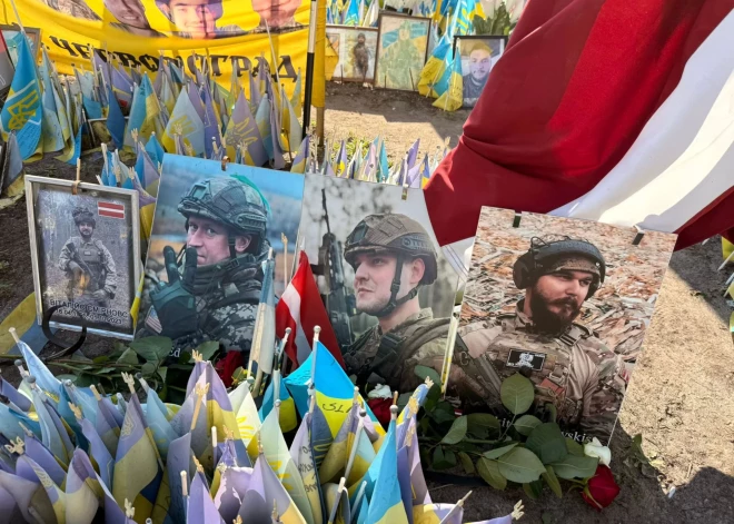 FOTO: Kijivas memoriālā novietots Ukrainā kritušā Latvijas karavīra Ņikitas Sļadzevska portrets