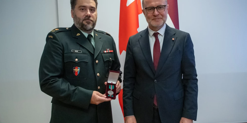 Aizsardzības ministrs Andris Sprūds Kanādas bruņoto spēku pavēlniecības Latvijā galvenajam inženierim majoram Maksimam Bossē (Maxime Bosse) pasniedz apbalvojumu “Par ieguldījumu bruņoto spēku attīstībā” par nozīmīgu darbu Kanādas infrastruktūras projektu īstenošanā Latvijā.