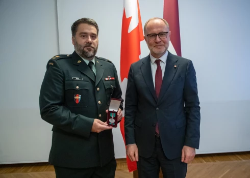 Aizsardzības ministrs Andris Sprūds Kanādas bruņoto spēku pavēlniecības Latvijā galvenajam inženierim majoram Maksimam Bossē (Maxime Bosse) pasniedz apbalvojumu “Par ieguldījumu bruņoto spēku attīstībā” par nozīmīgu darbu Kanādas infrastruktūras projektu īstenošanā Latvijā.