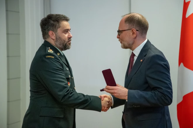 Aizsardzības ministrs Andris Sprūds Kanādas bruņoto spēku pavēlniecības Latvijā galvenajam inženierim majoram Maksimam Bossē (Maxime Bosse) pasniedz apbalvojumu “Par ieguldījumu bruņoto spēku attīstībā” par nozīmīgu darbu Kanādas infrastruktūras projektu īstenošanā Latvijā.