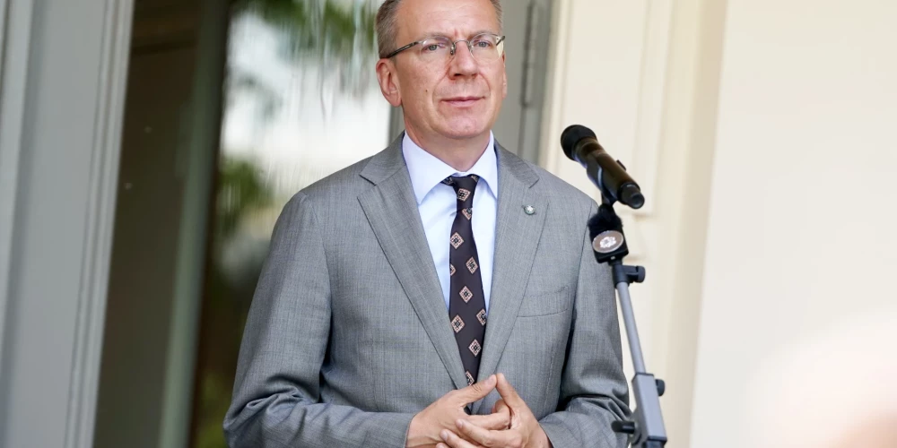 Lai mazinātu pedagogu aiziešanu no profesijas un uzlabotu izglītības kvalitāti, ir jāstiprina atbalsts skolotājiem un jāmazina birokrātiskais slogs, pēc tikšanās ar Latvijas Izglītības un zinātnes darbinieku arodbiedrību pauda Valsts prezidents Edgars Rinkēvičs.