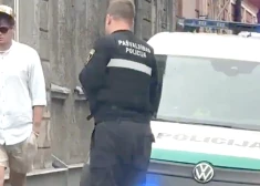 VIDEO: noparkojās nepareizi, bet šokēts par sodu - iedzīvotājus uzjautrina kāds dusmīgs autovadītājs