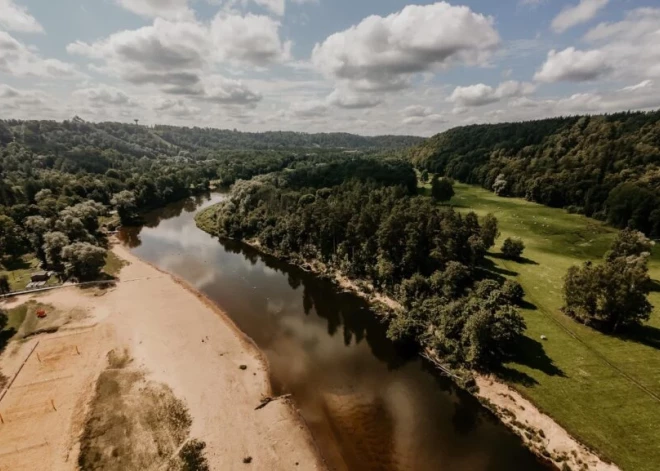 Gaujas peldvietā paaugstināts ūdens līmenis; peldēties aizliegts