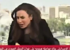 VIDEO: Sīrijas televīzijas diktore tiešraidē panikā bēg pēc aviotrieciena militāro spēku štāba ēkai aiz muguras
