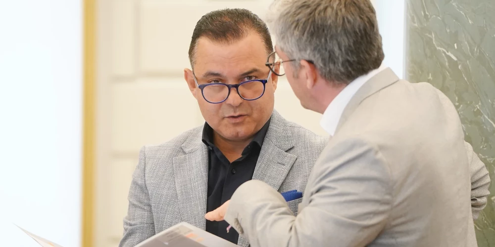 Veselības ministrs Hosams Abu Meri (no kreisās).