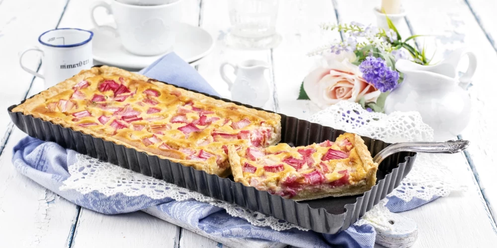 Rabarberu plātsmaize ar banāniem