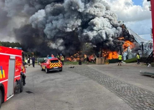 Deg festivāla "Tomorrowland" skatuve.