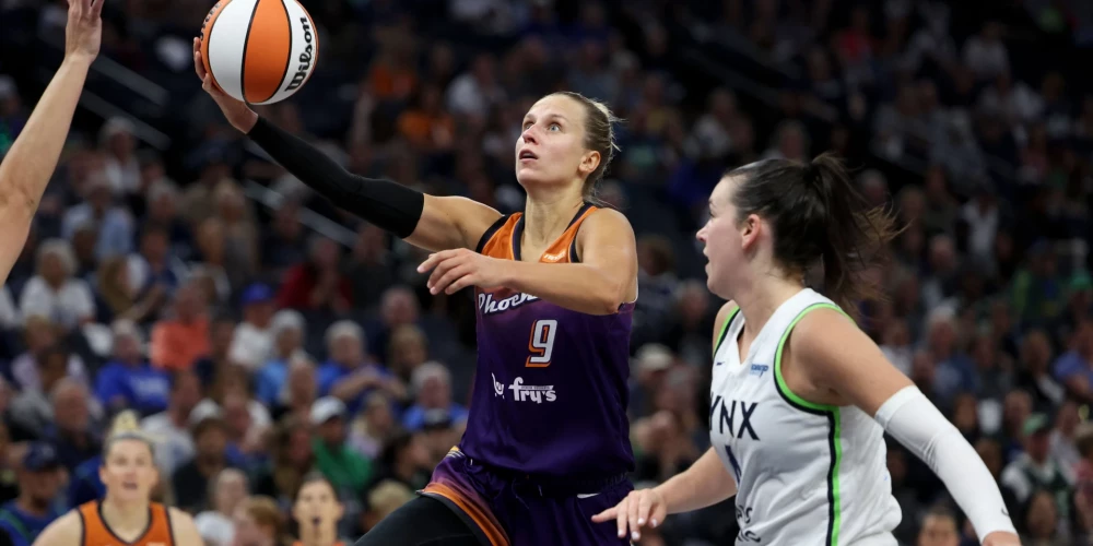 Kitija Laksa caurgājienā pret Minesotas "Lynx".