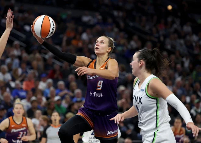 Kitija Laksa gandrīz 30 minūtēs iemet piecus punktus "Mercury" zaudējumā pret WNBA līderēm