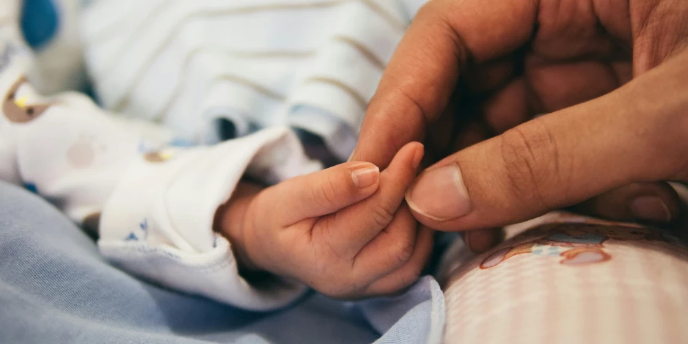 Latvijā septīto mēnesi pēc kārtas reģistrēto jaundzimušo skaits ir mazāks par tūkstoti.