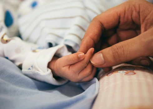 Latvijā septīto mēnesi pēc kārtas reģistrēto jaundzimušo skaits ir mazāks par tūkstoti. 