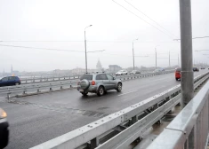 Pārdaugavā tiek slēgta satiksme no Salu tilta uz Mūkusalas ielu