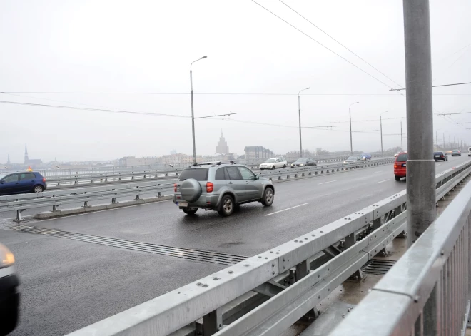 Pārdaugavā tiek slēgta satiksme no Salu tilta uz Mūkusalas ielu