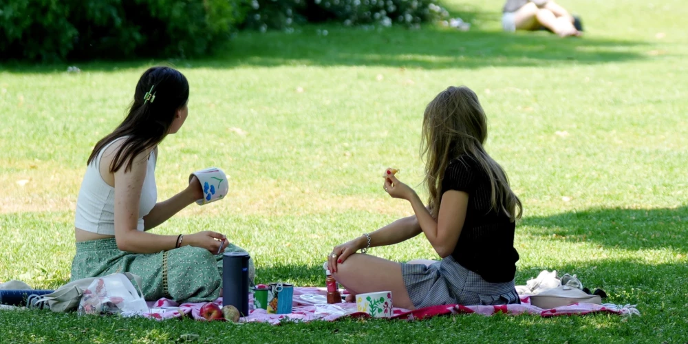 Starojuma dēļ šodien nav ieteicams ilgstoši uzturēties tiešos saules staros.