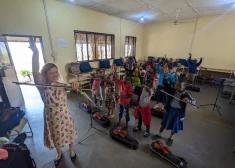 Latviešu vijolniece Aija Rēķe māca vijoļspēli Tanzānijas bērniem un iedvesmo vietējos ar mūziku