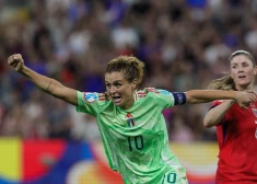 Kapteine Kristiana Džirelli pēdējā minūtē ieved Itāliju Eiropas čempionāta pusfinālā