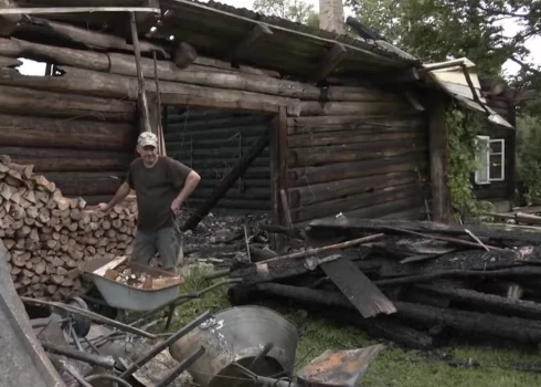 Kaimiņš Jānis norāda, ka viena nama daļa nodega ātri - aptuveni 30 minūšu laikā.