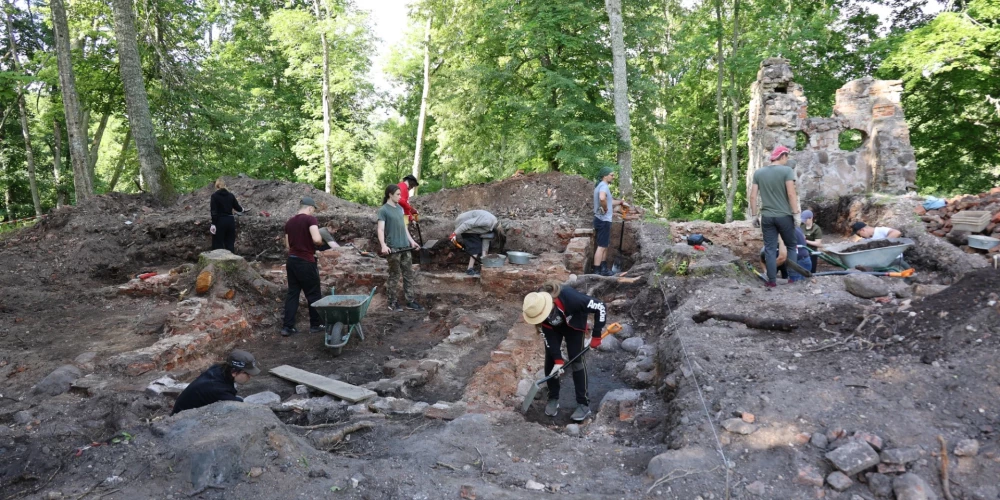 Arheoloģiskos izrakumus Zasas muižas parkā veica Latvijas Universitātes Humanitāro zinātņu fakultātes Vēstures un arheoloģijas programmas studenti.