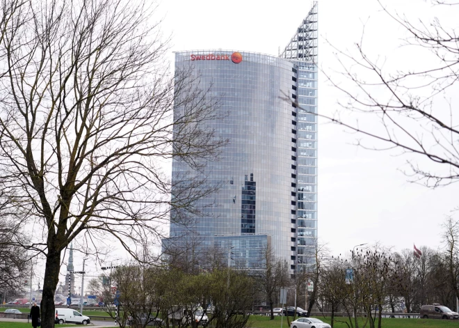 У крупнейшего латвийского банка вдруг резко рухнула прибыль. Клиентам надо беспокоиться?