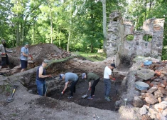  Arheologi Zasā atrok un pēc tam aizber muižas kungu mājas pamatus. FOTO