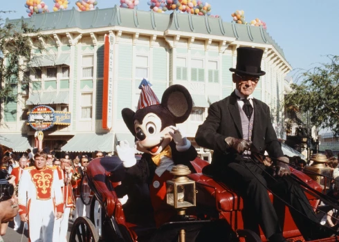 Disnejlenda ir pirmais Walt Disney Company veidotais tematiskais atrakciju parks, kas tika atklāts 1955. gada 17. jūlijā Anaheimā, Kalifornijā, netālu no Losandželosas. 