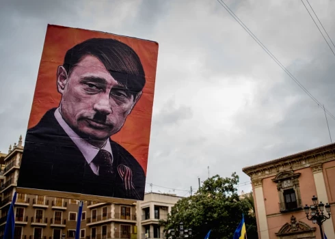 Путина часто изображают в виде Гитлера. На фото - плакат во время одной из антивоенных демонстраций в Испании.