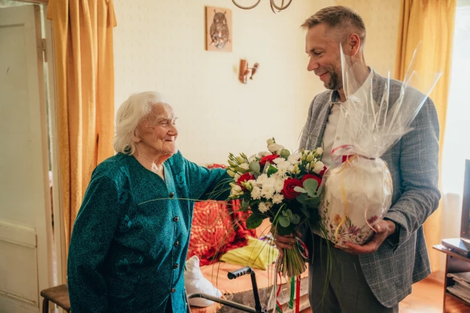 Novadnieci Valentīnu Putnu 100. dzimšanas dienā sveic novada domes priekšsēdētājs Normunds Līcis. 