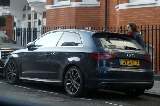 Emmai Vatsonei ir tumši zila "Audi S3" automašīna.