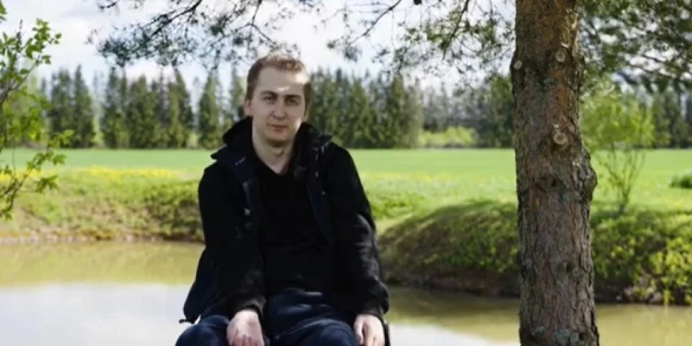 Elvis Kurpnieks pēc lēciena uz galvas piepūšamajā piemājas baseinā lauza kaklu un nu jau vairākus gadus pavada ratiņkrēslā.