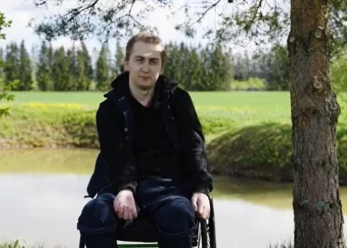Elvis Kurpnieks pēc lēciena uz galvas piepūšamajā piemājas baseinā lauza kaklu un nu jau vairākus gadus pavada ratiņkrēslā.