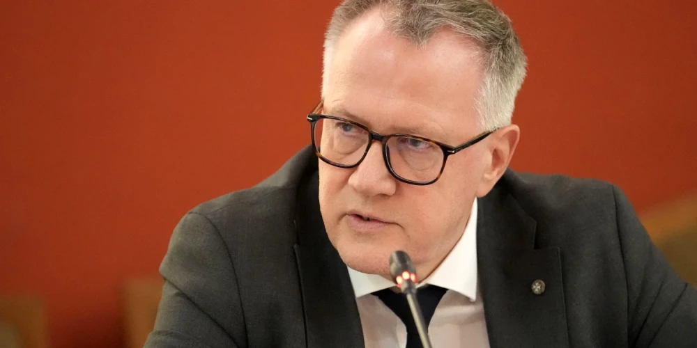 Finanšu ministrs Arvils Ašeradens (JV). 