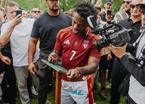 "IShowSpeed" tiešraide no Latvijas pulcē milzu auditoriju.