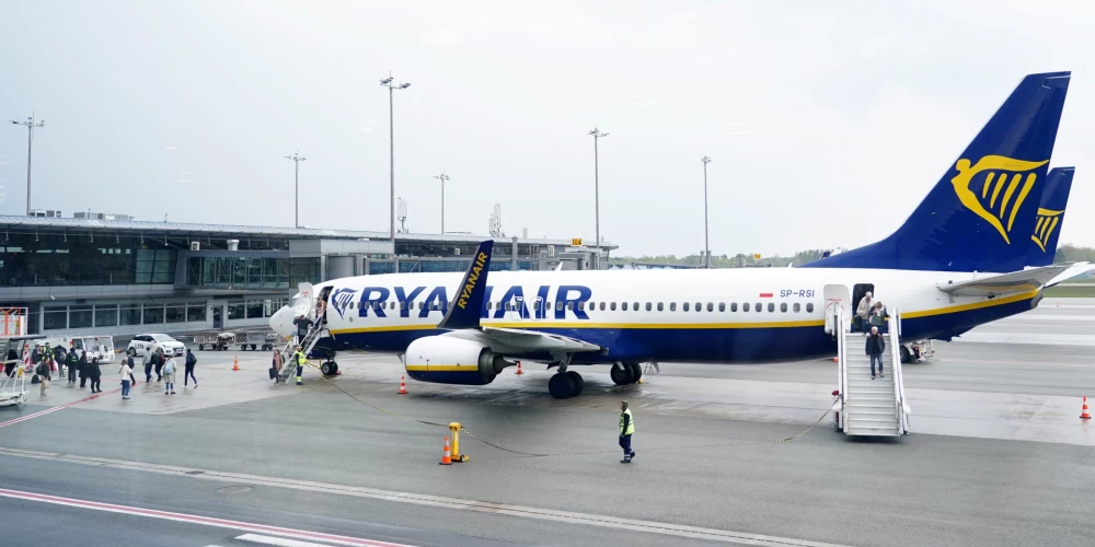 "Ryanair" lidmašīna RIX Rīgas lidostas teritorijā.