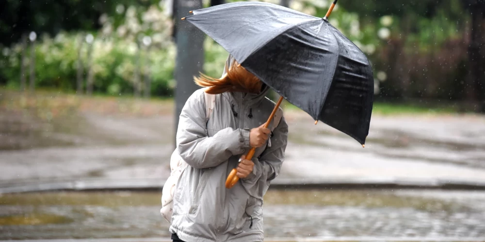 Stiprs lietus un vējš pilsētā.