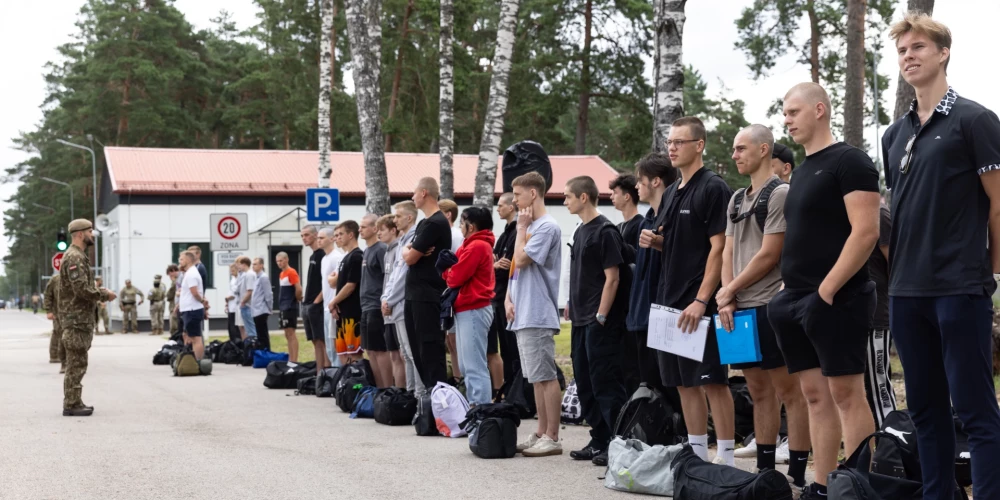 Militārajā bāzē “Ādaži” tiek sagaidīti valsts aizsardzības dienesta 2024. gada jūlija iesaukuma karavīri.