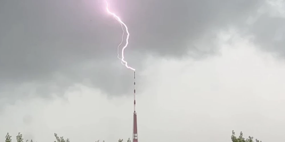 Saniknotās debesis stingri sarokojās ar Rīgas augstāko smaili.
