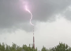 VIDEO: daba visā savā varenībā! Nofilmēts, kā Zaķusalas tornim pieskāries zibens pirksts