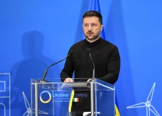 Aptuveni 40% no Ukrainas armijas ieročiem ir pašu ražojums, paziņo Zelenskis
