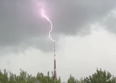 ВИДЕО: природа во всей своей мощи! Молния "коснулась" башни на Закюсале